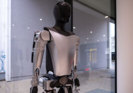 Künstliche Intelligenz in Hessen, hier der Tesla Bot Optimus präsentiert in Frankfurt am 25. Januar