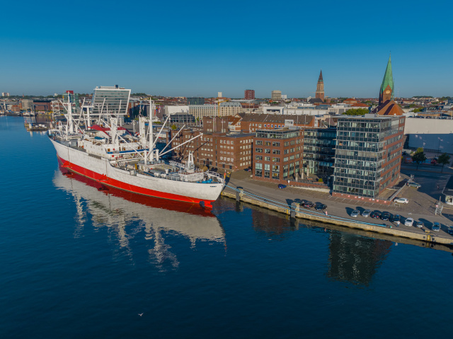 KI in Schleswig-Holstein im Kieler Hafen